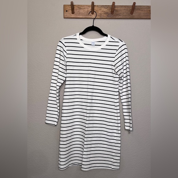 Old Navy Dresses & Skirts - Old Navy | Long Sleeve Striped Dress - White + Black